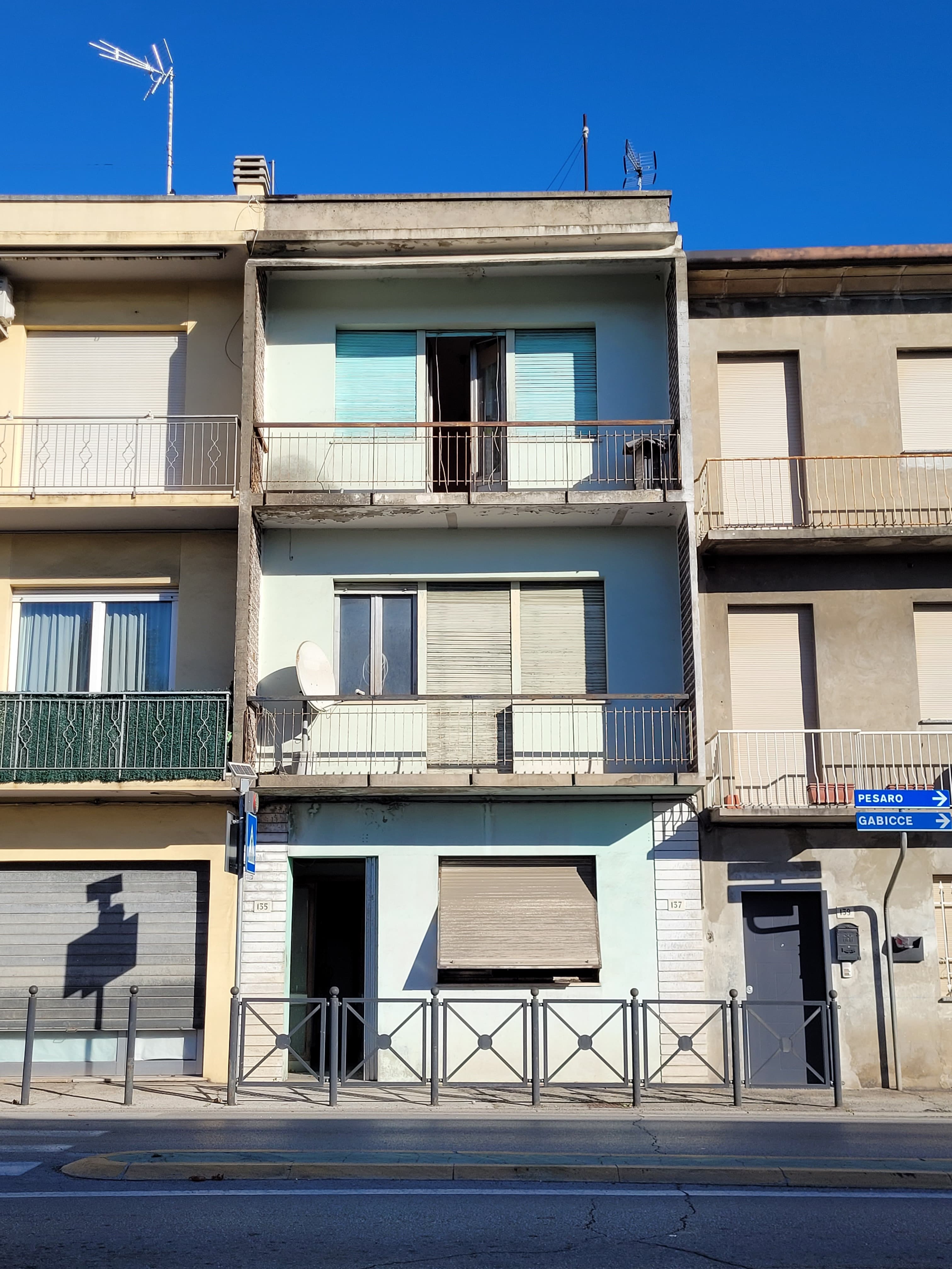 Facciata dell'edificio residenziale a Cattolica prima dell'intervento (ante operam)