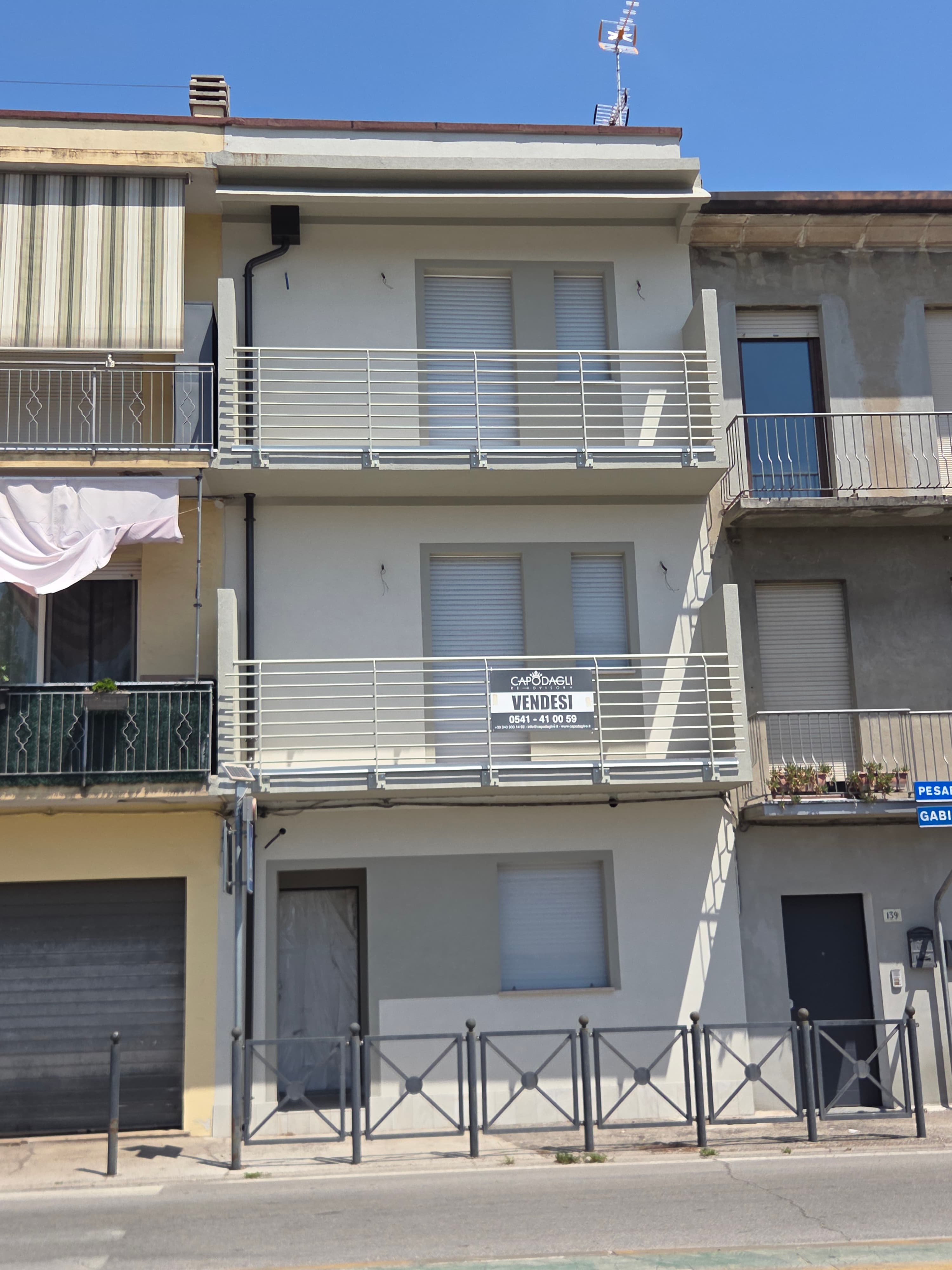 Facciata dell'edificio residenziale a Cattolica dopo la ristrutturazione (post operam)