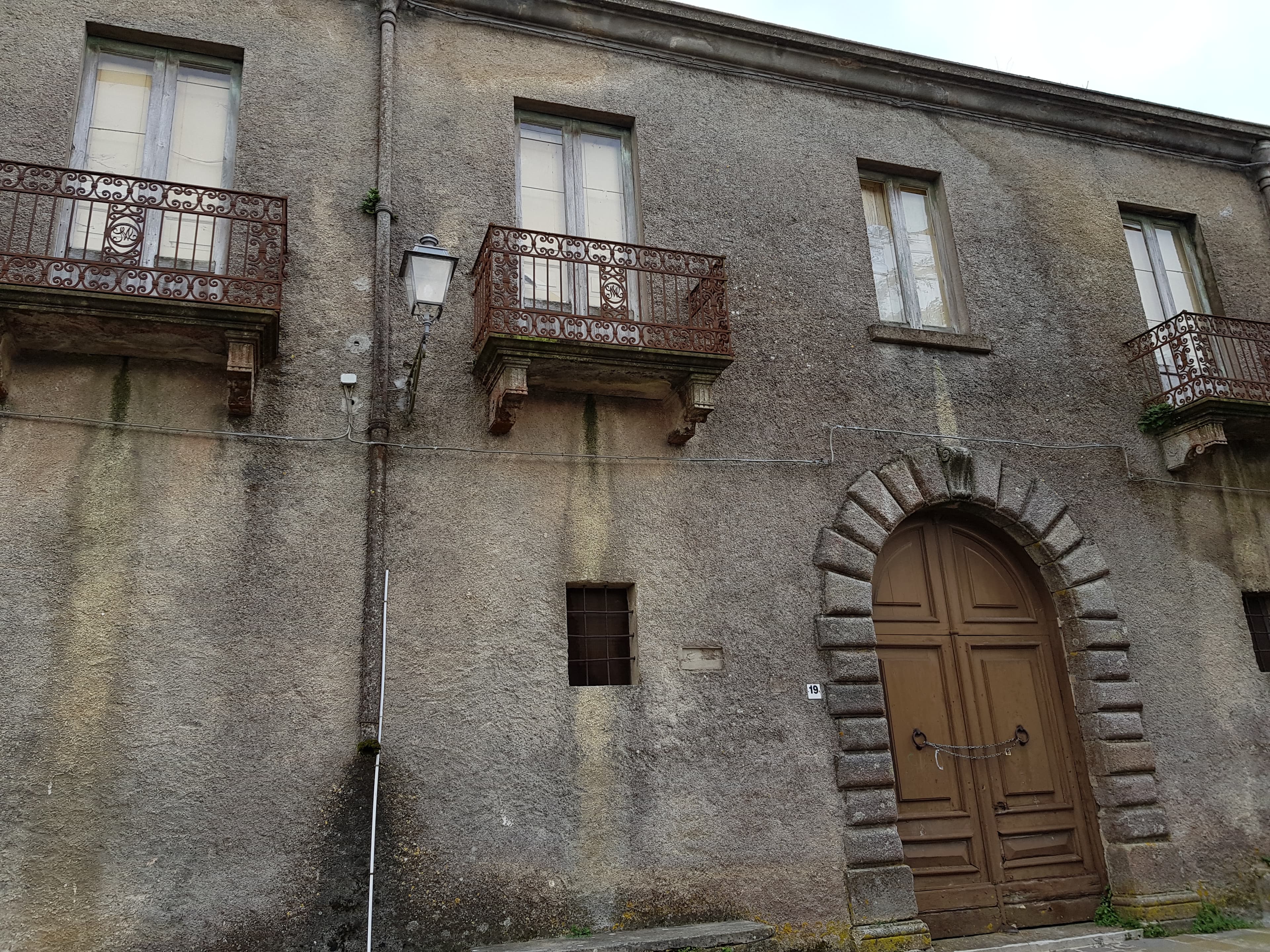 Palazzo Castiglione-Morelli a Vallelonga, vista esterna